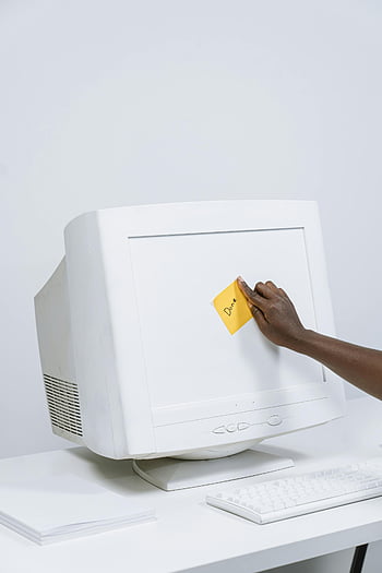 CRT-skjerm, post-it lapp, minimalistisk arbeidsplass, Håndplasseringsnotat, Vintage datamaskin, hvitt skrivebord, tastatur, kontoroppsett, Workspace Organization, dataskjerm, Gul klissete lapp