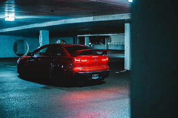 Červený Mitsubishi Lancer Evo, parkovací garáž, spoře osvětlené, Sportovní design, červené auto, mitsubishi lancer, Model Evo, vnitřní parkování, Interiér garáže, Přehlídka automobilu, displej vozidla