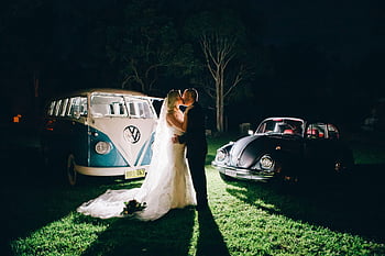 เจ้าสาวและเจ้าบ่าว, รถยนต์ VW โบราณ, งานแต่งงานแบบชนบท, งานแต่งงานตอนกลางคืน, ออสเตรเลีย, จูบงานแต่งงาน, งานแต่งงานกลางแจ้ง, รถโบราณ, คู่บ่าวสาว, การถ่ายภาพกลางคืน, การตั้งค่าเรียบง่าย