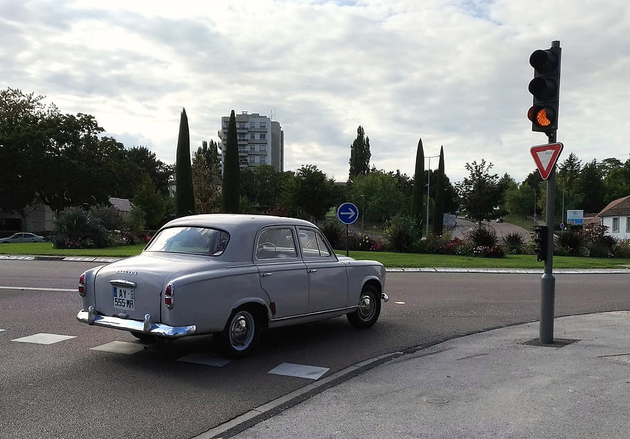 peugeot, 403, klasické auto, Historické auto, stříbrné auto, Semafor, pouliční scény, silnice, stromy, budova, poznávací značka