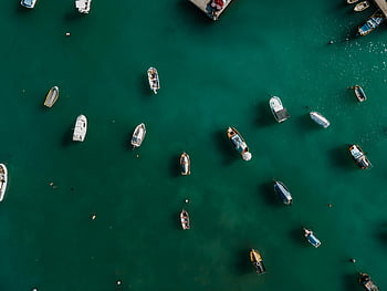 letecké záběry, lodí, Přístav Marsaxlokk, Malta, tyrkysové vody, rozmanité lodě, Plovoucí lodě, letecký snímek, přístavní scéna, fotografování lodí, Pohled na molo