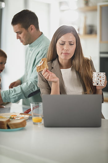 lavoro, famiglia, genitori, madre, prima colazione, mattina, caffè, il computer portatile, casa, ufficio, attività commerciale