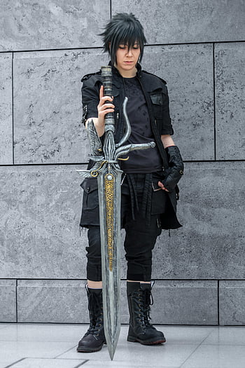 cosplay, Podrobný kostým, velký kovový meč, šedá zeď, cosplayer, černé oblečení, charakter fantazie, Cosplay Photography, Sword Prop, událost cosplay, detailní cosplay