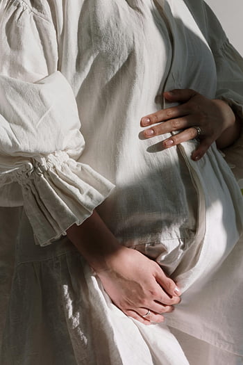 妊婦、 ベビーバンプ、 白いドレス、 母性の恵み、 腹に手を、 太陽に照らされた、 優雅、 妊娠、 マタニティ、 ゆりかご、 ドレス