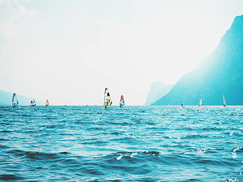 plachetnice, moře, hora, windsurfing, slunečný den, trentino-alto adige, Itálie, Úchvatná scéna, vodní sporty, venkovní aktivity, Příroda