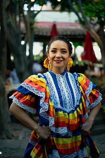 Tradiční mexické šaty, barevné šaty, usmívající se žena, Venkovní oslava, Kulturní oslava, mexická kultura, Slavnostní oděv, tradiční oděv, Krajkové detaily, zářivé barvy, kulturní dědictví