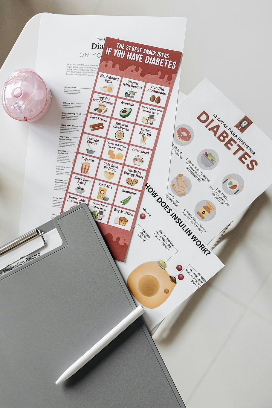 folletos educativos sobre la diabetes, vista superior, bocadillos para la diabetes, información sobre salud, bloc, bolígrafo, mesa, prevención de la diabetes, trabajo de la insulina, registro de medicación, portapapeles