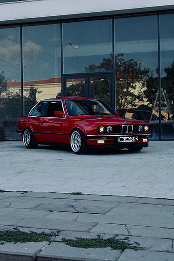 červená bmw e30, Moderní budova skla, městské oblasti, turkiye, klasické auto, červené auto, zaparkované auto, bmw e30, skleněná fasáda, panoráma města, Historické auto