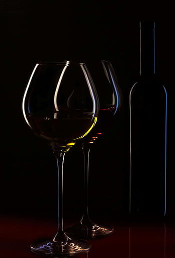bouteille de vin, verres à vin, silhouette élégante, Éclairage de mauvaise humeur, atmosphère chic, vin rouge, verrerie, fond sombre, fine cuisine, boissons de luxe, dégustation de vins