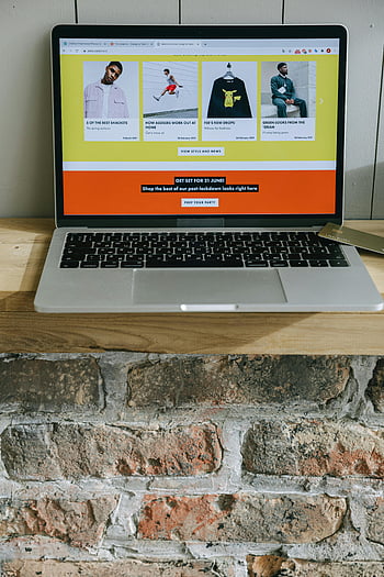 acquisti online, schermo del computer, il computer portatile, mensola in legno, pagina web colorata, negozio online, e-commerce, Retail digitale, moda online, sito web di shopping, navigazione web