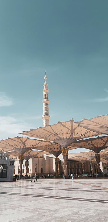 Al-Masjid an-Nabawi, Prophetenmoschee, Medina, Saudi Arabien, Hof, architektonische Schönheit, klarer Himmel, Minarett, islamische Architektur, Religiöse Stätte, Regenschirmstrukturen