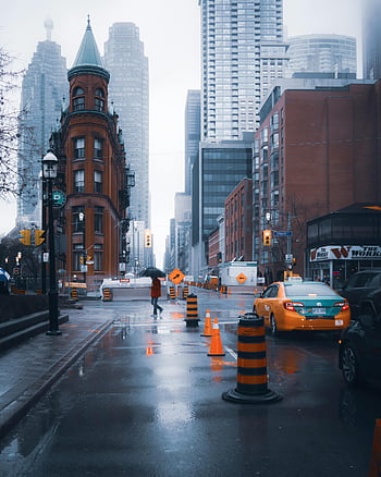 Toronto yağmuru, yağmurlu gün, Demir dükkanı binası, şehir hayatı, Cityscape, gökdelenler, ıslak sokaklar, trafik Konileri, sarı taksi, yağmurlu hava, kentsel sahne