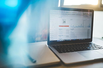 Macbook Pro, καφέ τραπέζι, google analytics, σύγχρονος χώρος εργασίας, ψηφιακή ανάλυση, τεχνολογία, οθόνη φορητού υπολογιστή, Πίνακας ελέγχου ανάλυσης, εγκατάστασης χώρου εργασίας, τεχνολογικό περιβάλλον, Οπτικοποίηση δεδομένων