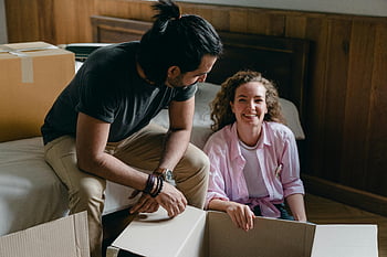 Çeşitli Çift, paketleri açma kutuları, taşınmak, yeni ev, neşeli çift, hareket etmenin tadını çıkarmak, karton kutular, yeni ev düzeni, Çift Hareketli, evde paket açma, hareketli süreç