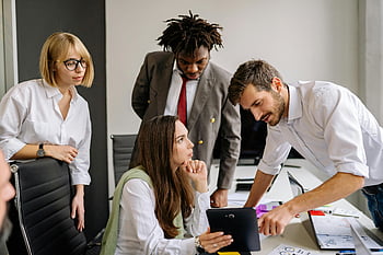 colegas trabalhando juntos, Reunião de negócios colaborativos, escritório moderno, grupo de profissionais, colaboração da equipe, ambiente de escritório, pessoas de negócio, reunião profissional, Colaboração no local de trabalho, reunião de escritório, equipe de negócios