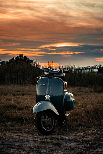Černá Vespa, motorka, hnědá tráva, Venkovské pole, nebe, Klasická Vespa, koloběžka, venkovní scénu, Vintage skútr, venkov, Večerní světlo