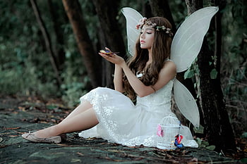 fe i hvit kjole, skogsmiljø, fairy vinger, sommerfugl, fengslende bilde, hvit kjole, fe, skog, Sommerfugl holder, Fairy kostyme, Fairy Photography