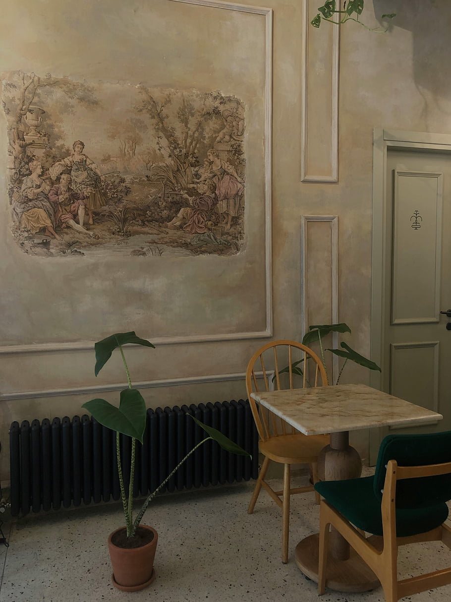 vintage cafe, ζωγραφισμένους τοίχους, κλασική τοιχογραφία, κομψό ντεκόρ, ζεστά καθίσματα, γοητευτικό εσωτερικό, vintage στυλ, καφέ εσωτερικό, διακόσμηση τοιχογραφίας, ξύλινες καρέκλες, γλάστρες με φυτά