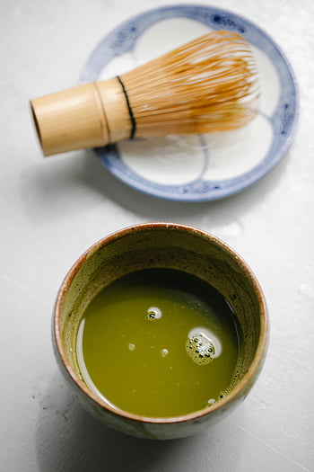 zelený čaj, keramický nádobí, matcha čaj, bambusový šlehač, keramická mísa, Fresh Matcha, tradice, klid, čajový ceremoniál, japonský čaj, miska ze zeleného čaje