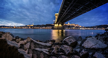 budapešť, řetězový most, řeka Dunaj, noční výhled, Osvětleno panoráma města, skalnaté pobřeží, pod mostem, světla města, břeh řeky, večerní scéna, městské krajiny