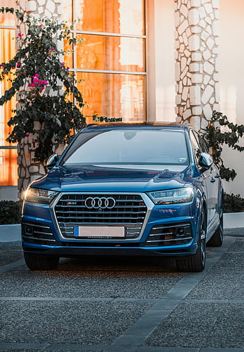 blå audi, luksus sedan, steinbelegg, naturskjønn bakgrunn, skinnende blå bil, parkert bil, audi bil, blå bil, luksusbil, steinvegg, utendørs omgivelser