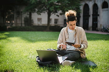 طالب ذكر،  دفتر قراءة،  مهمة جامعية،  الحرم الجامعي،  حاسوب محمول،  دراسة عربي،  أجواء خارجية مريحة،  الشباب،  دراسة في الهواء الطلق،  طالب جامعي،  العمل الأكاديمي