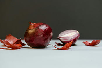 cibule, červené cibule, celá cibule, nakrájenou cibuli, oloupané kůže, bílý povrch, detailní záběr, fotografování potravin, zeleniny, Zdravé stravování, kulinářské přísady