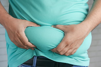 Břicho s nadváhou, břišní tuk, ruce uchopení, Zaostření tělesného tuku, detail, osoba s nadváhou, tukové břicho, Břicho, tukové zaměření, nadváha zblízka, Zobrazení tuku