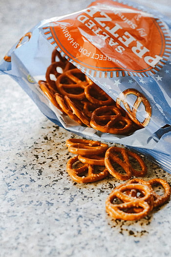 salatini, pacchetto pretzel aperto, Pretzel croccanti, Pretzel salato, Borsa per merenda, superficie strutturata, Snack pretzel, borsa pretzel, Versando salatini, pacchetto pretzel, Borsa per snack pretzel
