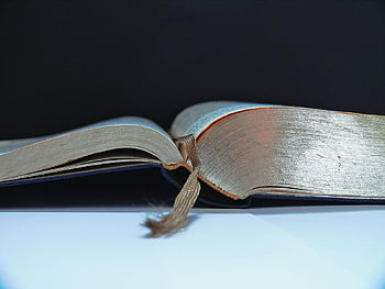 šedá kniha, Šedá krajková záložka, otevřená kniha, hnědá záložka, Podrobný pohled, tmavé pozadí, stránky knihy, Detail záložky, čtenářský materiál, Design knihy, fotografické fotografie