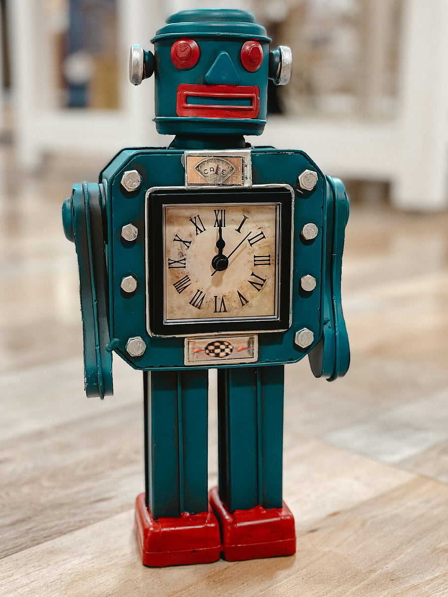 Orologio robot blu e rosso, orologio robot in stile vintage, estetica retrò colorata, nostalgia, Funzionalità, avvicinamento, orologio vintage, design retrò, orologio robot, orologio decorativo, arredamento vintage