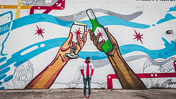 utcai művészet, Chicagói falfestmény, Kezek tartó italokat, fiatal felnőtt, Élénk művészet, városi művészet, stella artois, ember pózol, falfestmény, városkép-művészet, közművészet