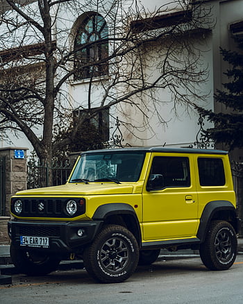 Żółty Suzuki Jimny, Zaparkowany na ulicy, miejskie ustawienie, Przygody terenowe, żółty samochód, suzuki Jimny, pojazd miejski, parking uliczny, kompaktowy SUV, pojazd przygodowy, samochód miejski