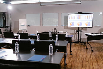 konferenční místnost, Moderní konferenční místnost, projektoru, grafy, židle, balená voda, nastavení prezentace, tabule, prázdné konferenční místnost, pracovní schůzka, Kancelářský prostor