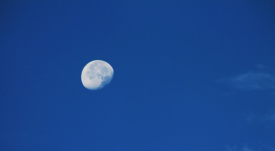cielo, quarto di luna, cielo sereno, luna di giorno, fase lunare, corpo celestiale, fenomeno naturale, fotografia del cielo blu, Visibilità della luna, cielo e luna, luna in cielo