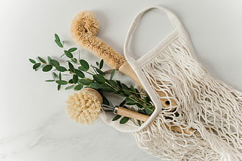 Ekologické čisticí kartáče, Větev Eucalyptus, síťová taška, mramorový povrch, tkaný pytel, Čisticí nástroje, udržitelné produkty, Přírodní kartáče, ekologické vědomí, nulového odpadu, zelené bydlení