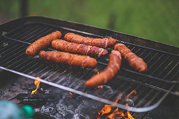 소세지, 그릴, 숯불 그릴, 여름 바베큐, 지글 거리는 소시지, 맛있는 소시지, 야외 요리, 야외 파티, 구운 소시지, 여름 그릴, 뒤뜰 바베큐