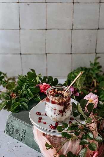 jogurt parfait, granola, semena granátového jablka, skleněné nádoby, fotografování kreativních potravin, květiny, deska, snídaně, zdravé jídlo, dezert, jogurt s granolou