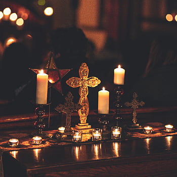 candele, Chiesa, croci decorative, atmosfera calda, Fotografia a fuoco selettivo, candele accese, impostazione serena, Atmosfera riflessiva, tavolo, decorazione a stella, lume di candela