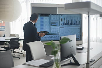 Mann, Börsendaten, Finanzdaten, modernes Büro, professionell im Anzug, Daten analysieren, Bildschirme, Büroeinstellung, Wirtschaftsanalyse, Finanzanalyse, Moderner Arbeitsbereich