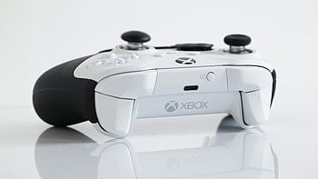 Schwarz-Weiß-Fotografie, spielcontroller, xbox controller, Moderne Spieltechnologie, Nahansicht, weißer Xbox-Controller, Spielgerät, Videospiel-Controller, Gaming -Zubehör, Gaming -Ausrüstung, Technologieprodukt