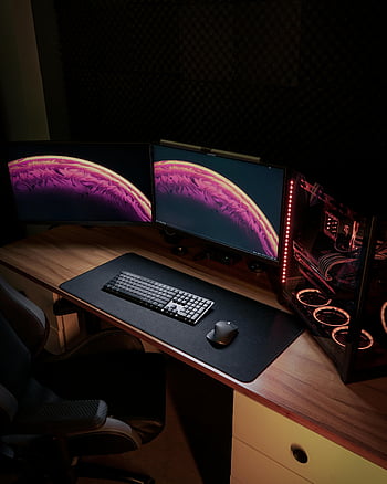 コンピュータモニタ、 木製の机、 ゲーム設定、 デュアルモニター、 LED-LIT PC、 没入型の経験、 洗練されたデザイン、 机のセットアップ、 ゲームデスク、 コンピューターのセットアップ、 LED照明