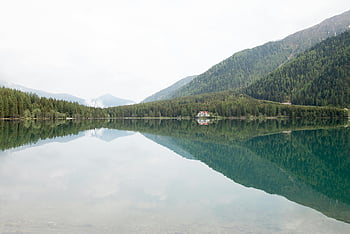 lugn vatten kropp, bergskedjor, tranquil bergsjö, reflekterande träd, reflekterar himmel, naturälskare, fridfullt landskap, lugnt landskap, berg reflektion, sjöreflektion, naturlig skönhet
