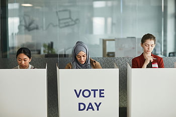 kvinner som stemmer, mangfoldig representasjon, kontorbåser, Fokuserte kvinner, seriøse velgere, valgdagen, valgdag, valglokaler, flerkulturell avstemning, samfunnsengasjement, Demokratisk prosess