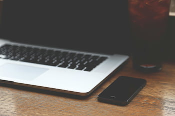 iphone nero 7, macbook argento pro, Spazio di lavoro minimalista, il computer portatile, smartphone, scrivania di legno, Configurazione tecnologica, scrivania da ufficio, Spazio di lavoro moderno, dispositivi tecnologici, Strumenti di produttività
