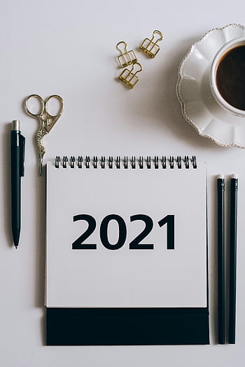 2021 Calendário de mesa, tesouras, caneta, café, colocação plana, material de escritório, área de trabalho, organização de mesa, papelaria, Clipes de ouro, lápis