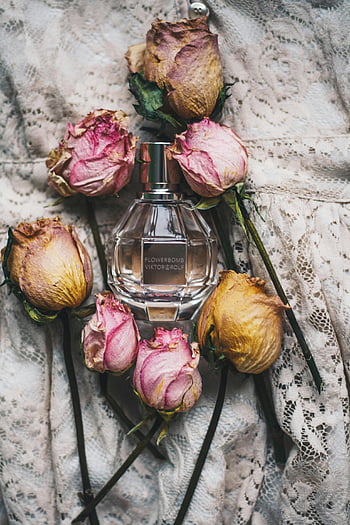 sušené květiny, parfémy láhev, sušené růže, krajkové tkaniny, Vintage Charm, elegance, Flowerbomb, Viktor & Rolf, květinové kompozice, stálý život, dekorativní uspořádání