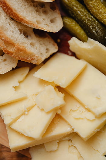 plátky sýra, rustikální chléb, nakládané okurky, Gourmet Prezentation, detailní záběr, lahodný sortiment, sýr a chléb, Rustikální prezentace, Gurmánský jídlo, řemeslný sýr, řemeslný chléb