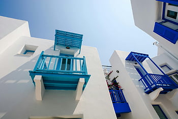 bílý malovaný dům, modrá terasa, šedozelená balkon, Architektonická témata, Vibrující modré balkony, čisté nebe, bílé budovy, modrá a šedozelená, venkovní architektura, středomořského stylu, Balkonový design