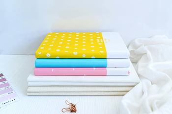 notebook, desain sampul modern, Buku catatan yang penuh warna, sampul berpola, Tumpukan yang rapi, permukaan putih, desain modern, notebook kuning, Notebook Biru, Buku Catatan Merah Muda, notebook putih
